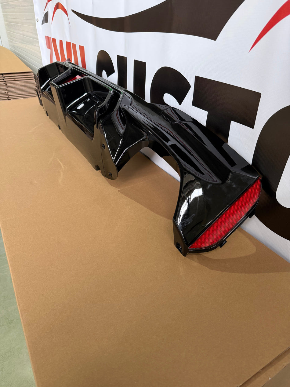 Difuzor bara spate M5 style cu bec compatibil cu BMW seria 5 G30(2017-2022) negru lucios