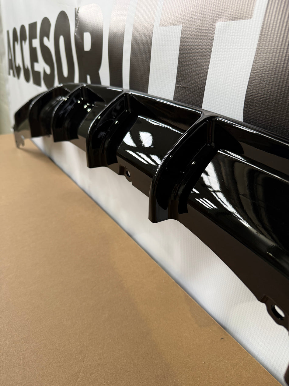 Difuzor bara spate model 335i Performance style compatibil cu BMW seria 3 F30(2012-2018) negru lucios