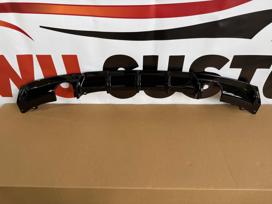 Difuzor bara spate model 335i Performance style compatibil cu BMW seria 3 F30(2012-2018) negru lucios
