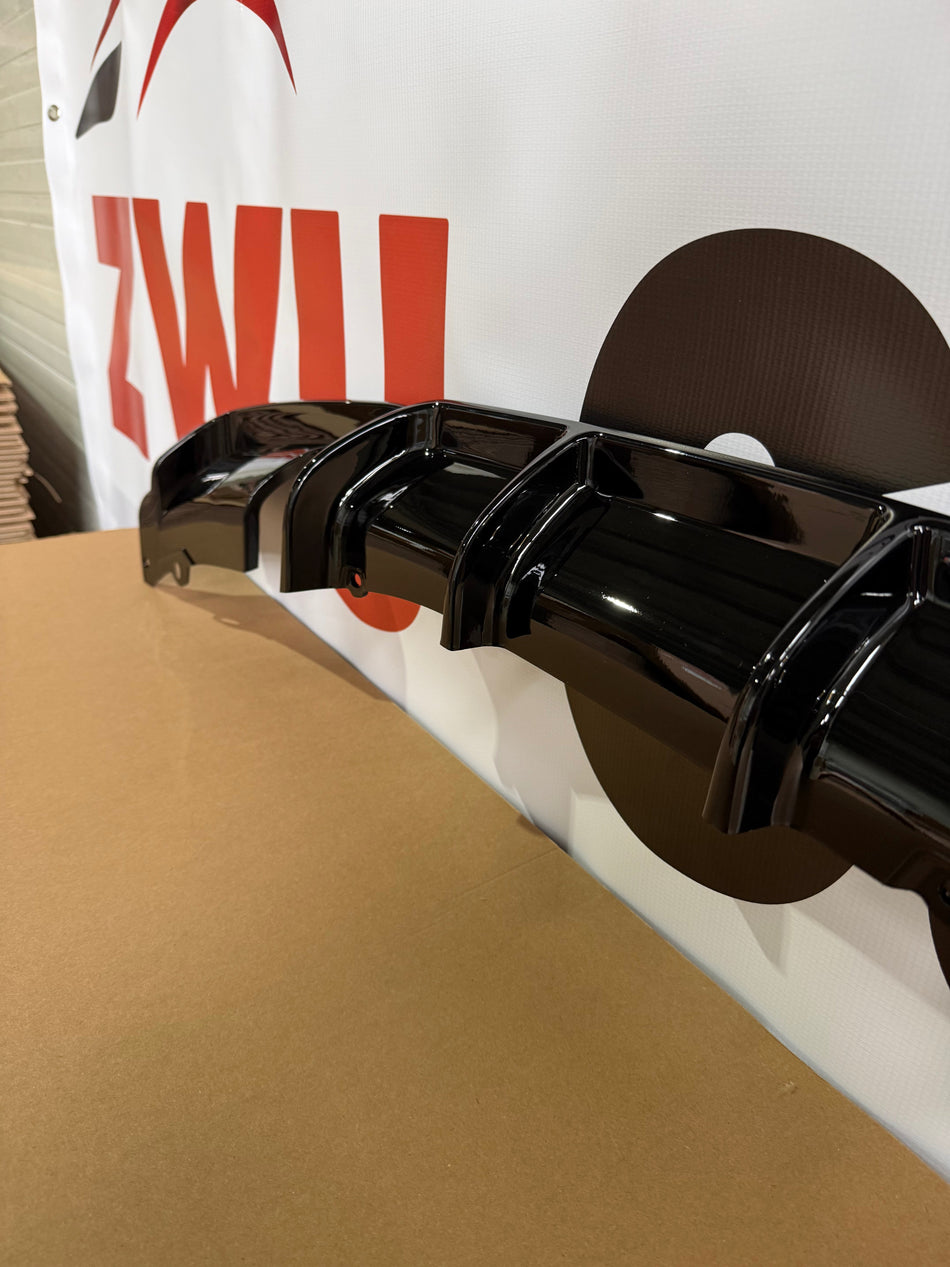 Difuzor bara spate model 335i Performance style compatibil cu BMW seria 3 F30(2012-2018) negru lucios