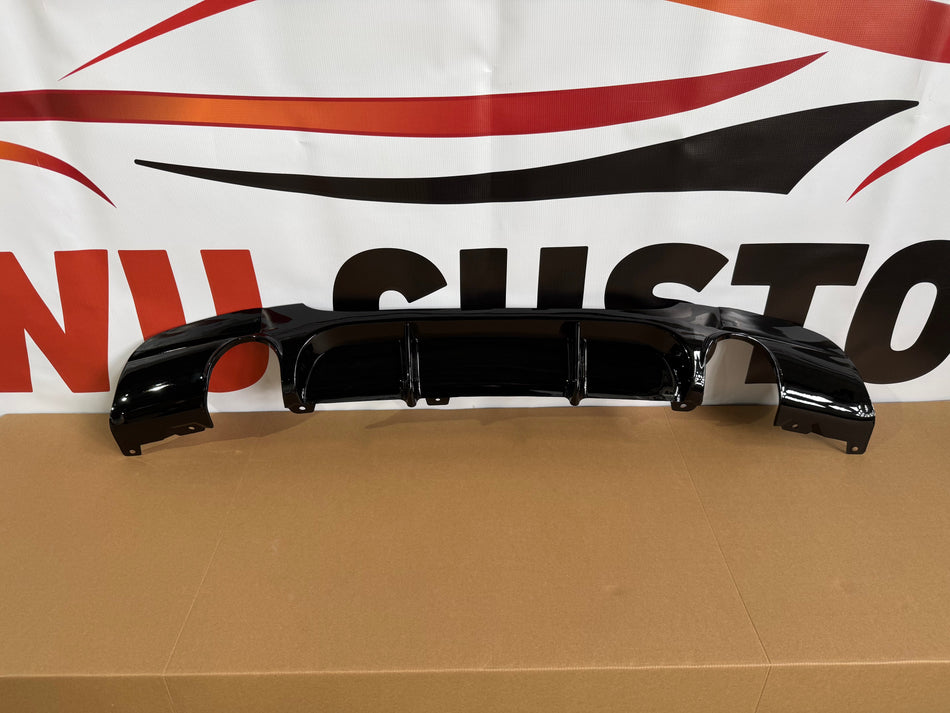 Difuzor bara spate model 335i Performance style compatibil cu BMW seria 3 e90(2005-2012) negru lucios