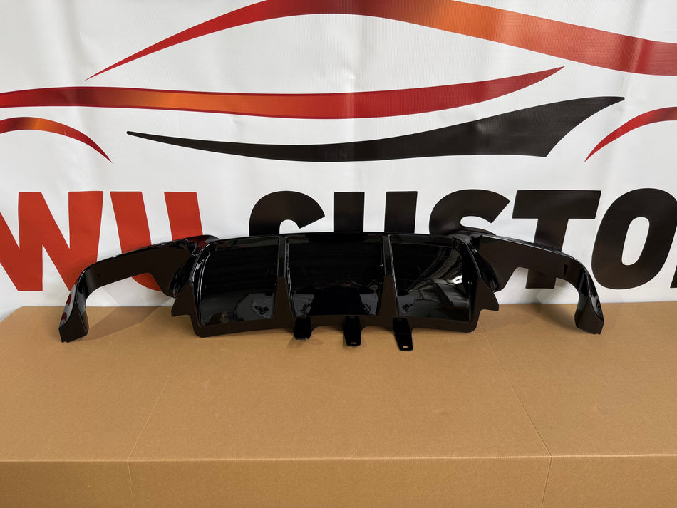 Difuzor bara spate model Vorstainer M5 style compatibil cu BMW seria 5 F10(2010-2017) negru lucios