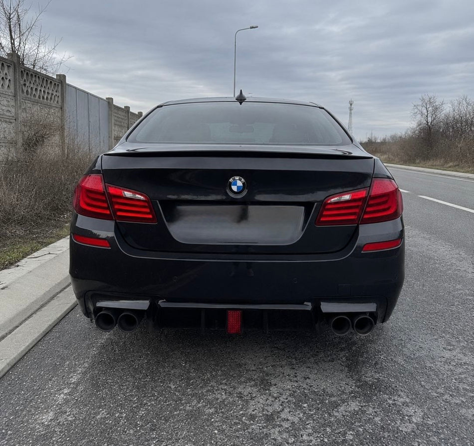 Difuzor bara spate M5 Look cu bec compatibil cu BMW seria 5 F10(2010-2017) negru lucios